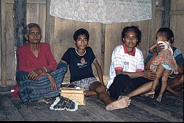 Familie in einem traditionellen Haus in Kuji Ratu