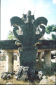 Grabplatte und Stele im Kampung Praigoli