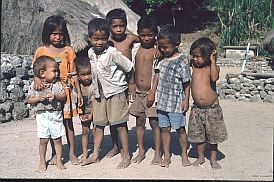 Kinder im Kampung Praigoli
