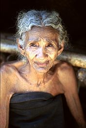 Alte Frau im Kampung Praigoli