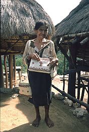 Frau mit selbstgemachter Tasche