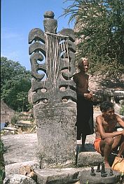 Grabstele und alte Frau in Waigali