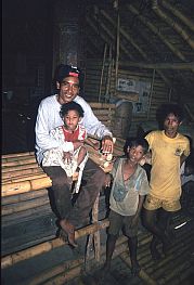 Vater mit Kindern im Kampung Ratenggaro