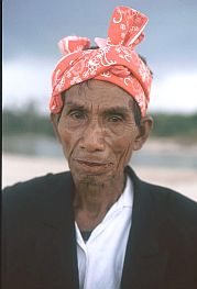 Der Dorfchef vom Kampung Wainjapu