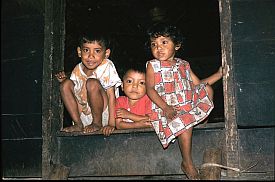 Kinder im Kampung Puunaga