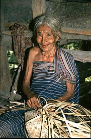 Flechtende Frau mit Betelnuss im Kampung Puunaga
