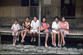 Frauen und Kinder in Lai Tarung