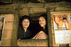 Kampung Lahipangabang: Zwei junge Frauen