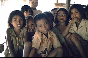 Kinder im Kampung Lahipangabang