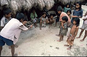 Kinder beim Gummispiel in Galu Wunta