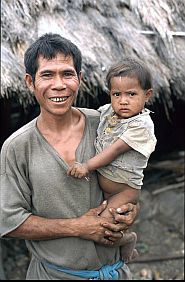 Kampung Sodan: Mann mit seinem kleinen Sohn