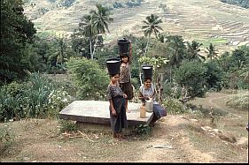 Kampung Sodan: Frauen kommen vom Wasserholen aus dem Tal