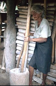 Reis stampfende Frau im Kampung Liling
