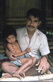 Kampung Tambera: Vater mit Sohn