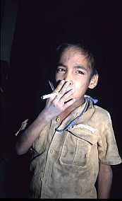 Junge mit Zigarette in Hodankamaling