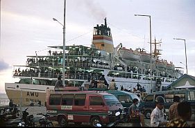 Fhre im Hafen von Waingapu