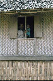 Mann mit Kind am Fenster