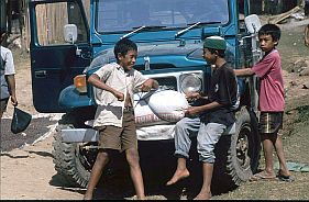 Zwei Jungen im Gesprch auf der Stostange des Jeeps