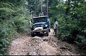 Unser Jeep auf zerfurchter Piste