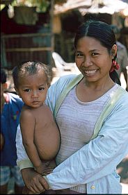 Ngali: Mutter mit ihrem Kind