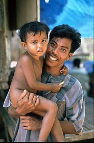Sarai Bura: Mann mit seinem kleinen Sohn