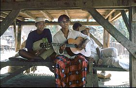 Sarai Bura: Gitarre spielende Dorfjugend