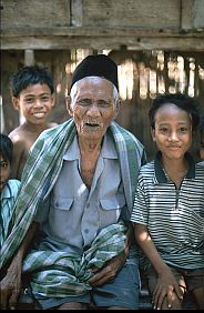 Sarai Bura: alter Mann mit Kindern