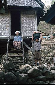 Alte Frau und junges Mdchen vor ihrem Haus in Kolo
