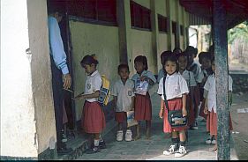 Morgens vor der Schule in Kolo: Der Lehrer prft die Finger der Kinder auf Sauberkeit