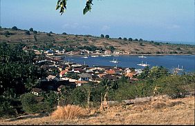 Dorf in einer Bucht zwischen Pai und Sape