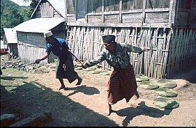 Zwei Mnner fhren Pencak Silat in Sambori vor