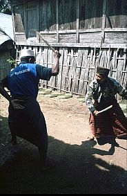 Zwei Mnner fhren Pencak Silat in Sambori vor