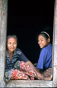 Zwei Frauen sitzen auf der Trschwelle