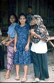 Drei junge Frauen in Waro
