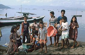 Kinder warten mit Schsseln auf die Fischerboote