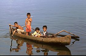 Vier Kinder in einem kleinen Boot