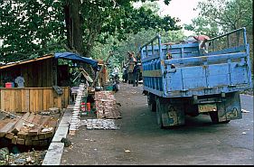 Lastwagen parkt vor einem Straenrestaurant