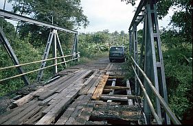 Baufllige Brcke bei Labuhan Kenanga