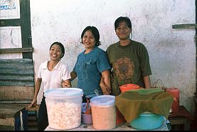 Drei junge Frauen an ihrem Essens-Stand