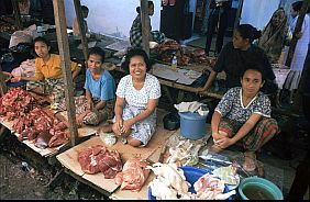 Frauen mit ihren Stnden in der 'Fleischabteilung' des Marktes von Kota Baru