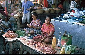 Marktfrauen am Fleischstand