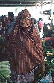 streng muslimische Frau kauft auf dem Markt ein