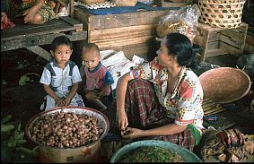 Marktfrau mit zwei Kindern und einer Schssel mit Zwiebeln