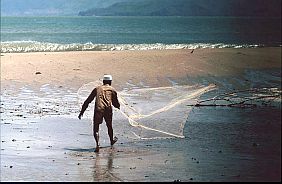 Fischer mit Wurfnetz