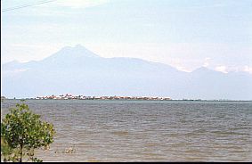 Pulau Bungin mit Mt. Rinjani auf Lombok im Hintergrund