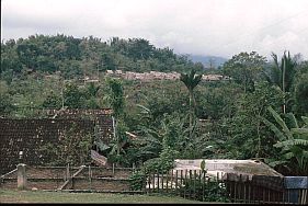 Kampung Maria: Im Hintergrund auf dem Hgel die Vorratshuser