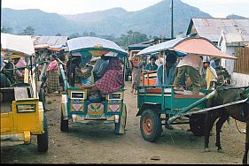 Pferdewagen auf dem Markt in Tente