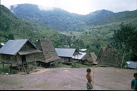 Traditionelle Huser (rumah asli) in Sambori