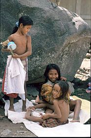 Kinder nach dem Mandi (Bad)