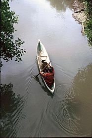 Frau mit Kind im Paddelboot